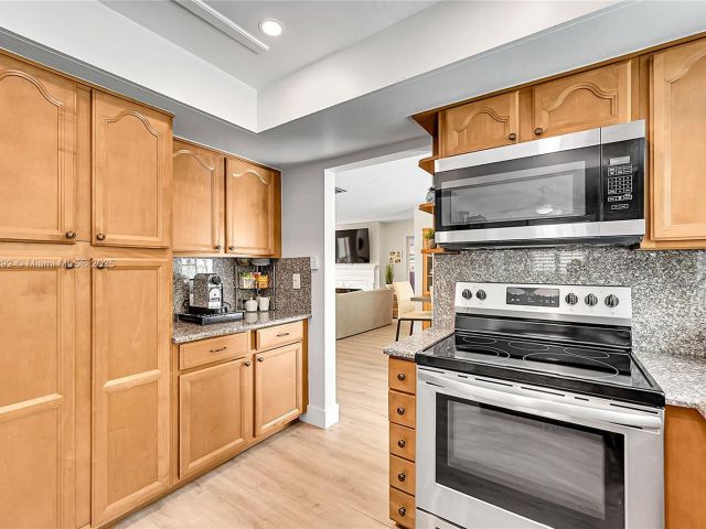 Продажа дома по адресу 2133 NE 63rd Ct - фото 5890256