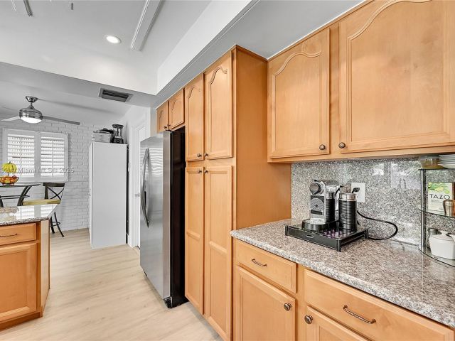 Продажа дома по адресу 2133 NE 63rd Ct - фото 5890257