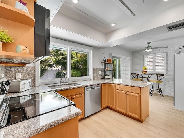 Продажа дома по адресу 2133 NE 63rd Ct - фото 5890258