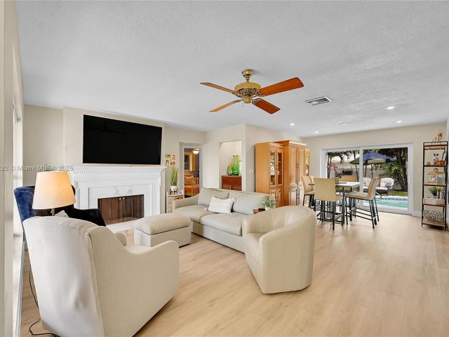 Продажа дома по адресу 2133 NE 63rd Ct - фото 5890266