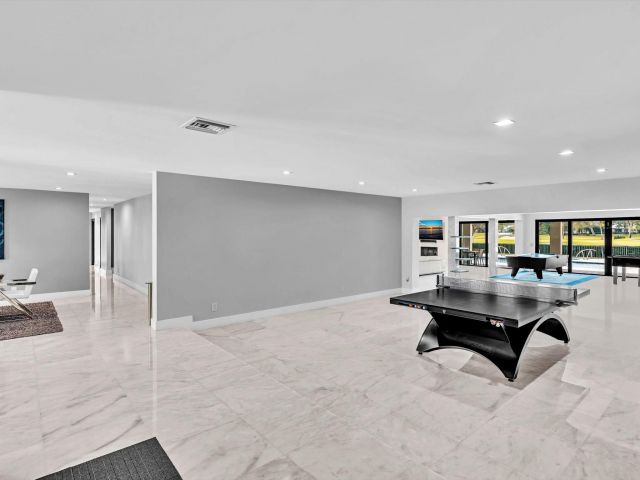 Продажа дома по адресу 4621 NE 25th Ave - фото 5934833