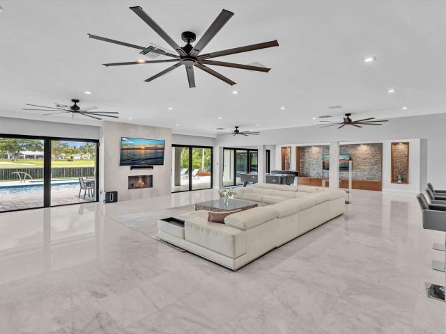 Продажа дома по адресу 4621 NE 25th Ave - фото 5934836