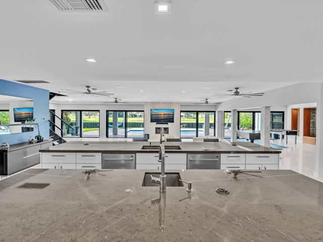 Продажа дома по адресу 4621 NE 25th Ave - фото 5934837