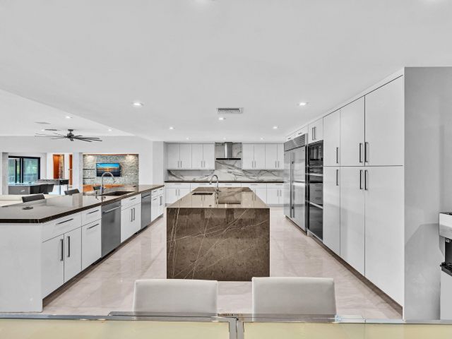 Продажа дома по адресу 4621 NE 25th Ave - фото 5934838