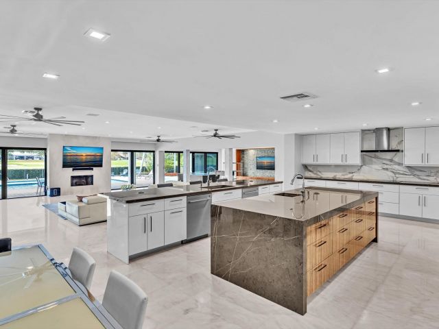 Продажа дома по адресу 4621 NE 25th Ave - фото 5934843