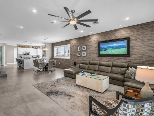 Продажа дома по адресу 807 SW 7th Ave - фото 6114178