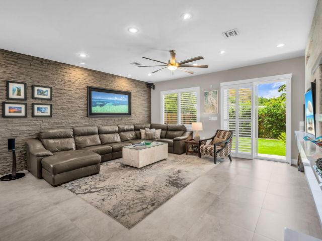 Продажа дома по адресу 807 SW 7th Ave - фото 6114179