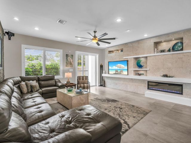 Продажа дома по адресу 807 SW 7th Ave - фото 6114180