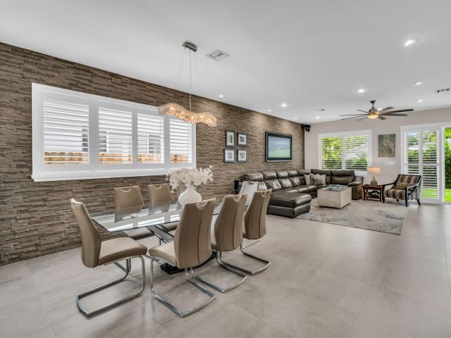 Продажа дома по адресу 807 SW 7th Ave - фото 6114183