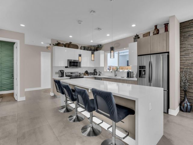 Продажа дома по адресу 807 SW 7th Ave - фото 6114186