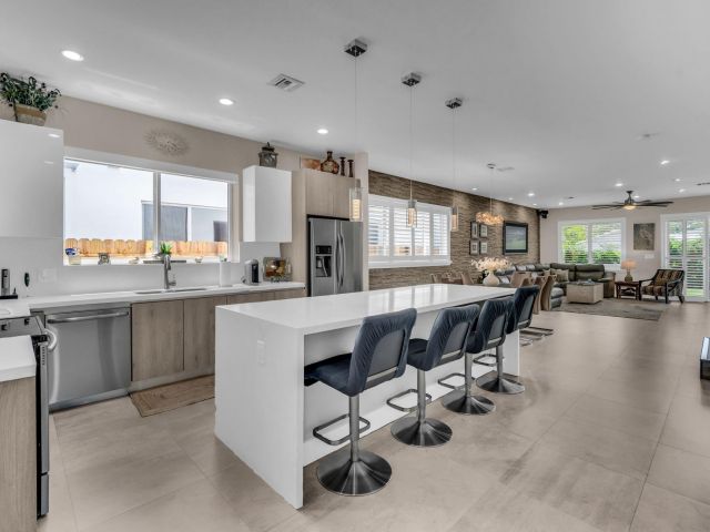 Продажа дома по адресу 807 SW 7th Ave - фото 6114187