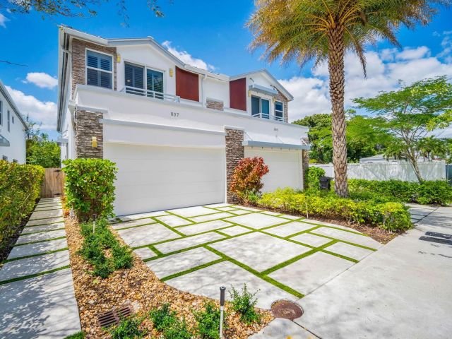 Продажа дома по адресу 807 SW 7th Ave - фото 6114191