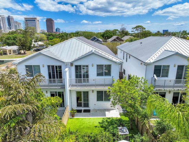 Продажа дома по адресу 807 SW 7th Ave - фото 6114194