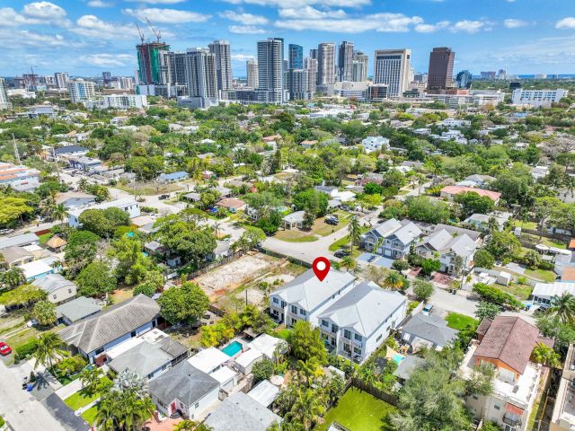 Продажа дома по адресу 807 SW 7th Ave - фото 6114195