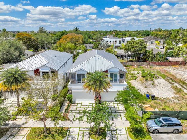 Продажа дома по адресу 807 SW 7th Ave - фото 6114196