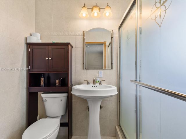 Продажа дома по адресу 1031 SE 14th Dr - фото 5894396