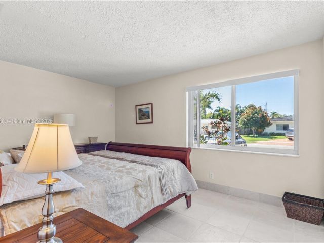 Продажа дома по адресу 1031 SE 14th Dr - фото 5894397