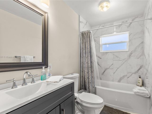 Продажа дома по адресу 1031 SE 14th Dr - фото 5894398