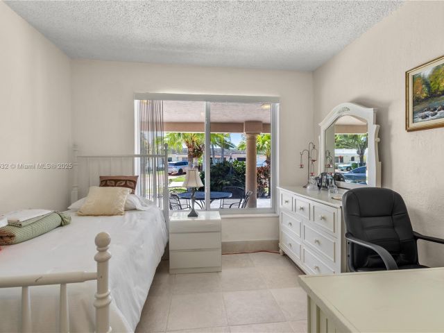 Продажа дома по адресу 1031 SE 14th Dr - фото 5894401