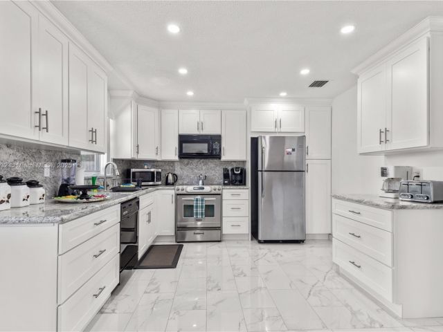 Продажа дома по адресу 1031 SE 14th Dr - фото 5894402