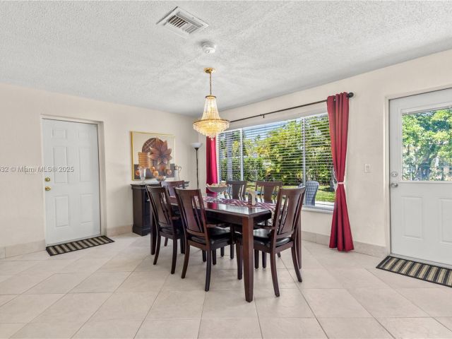 Продажа дома по адресу 1031 SE 14th Dr - фото 5894404