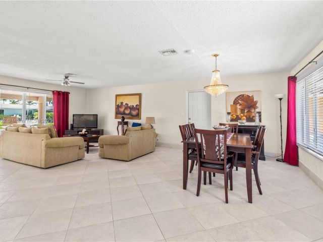 Продажа дома по адресу 1031 SE 14th Dr - фото 5894405