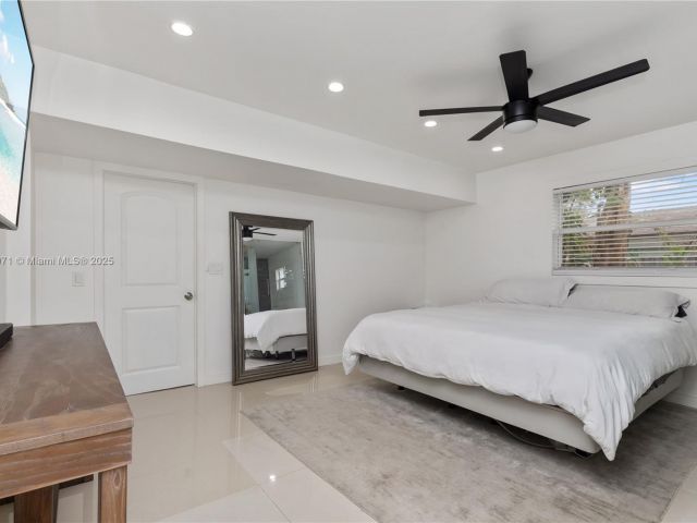 Продажа дома по адресу 11810 W Biscayne Canal Rd - фото 5970787