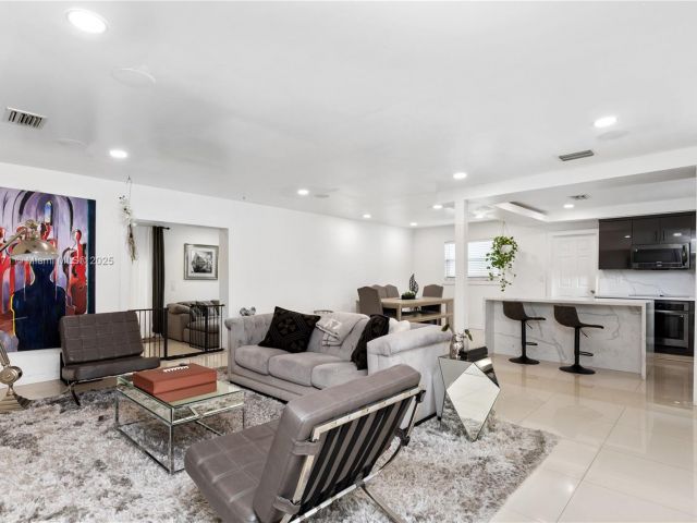 Продажа дома по адресу 11810 W Biscayne Canal Rd - фото 5970788