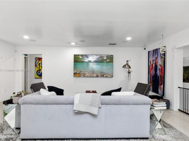 Продажа дома по адресу 11810 W Biscayne Canal Rd - фото 5970789