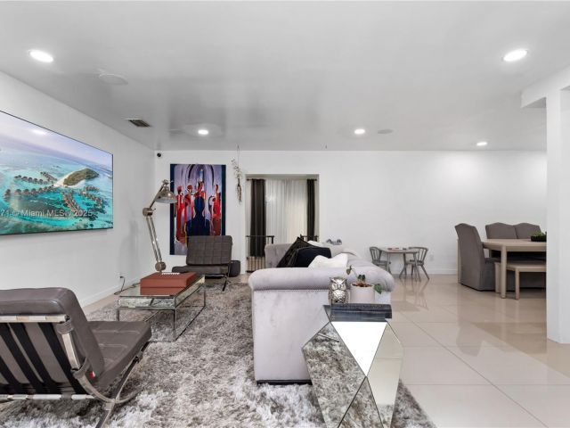 Продажа дома по адресу 11810 W Biscayne Canal Rd - фото 5970790