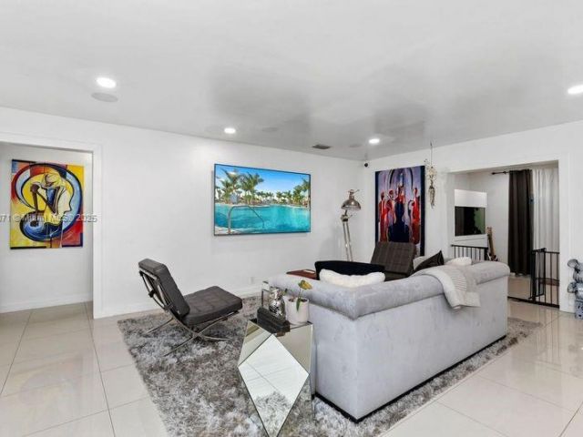 Продажа дома по адресу 11810 W Biscayne Canal Rd - фото 5970792