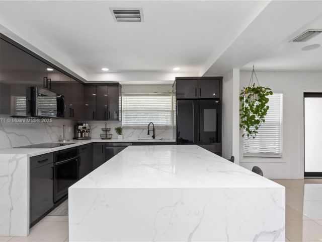 Продажа дома по адресу 11810 W Biscayne Canal Rd - фото 5970794