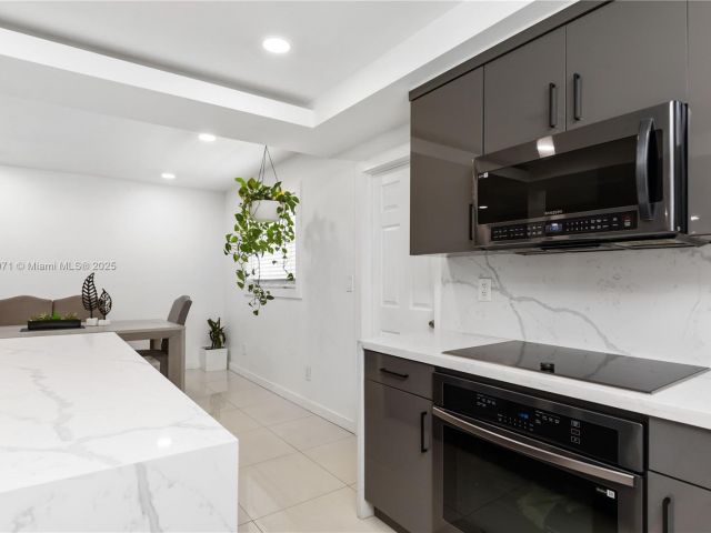 Продажа дома по адресу 11810 W Biscayne Canal Rd - фото 5970795