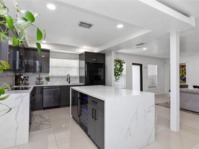 Продажа дома по адресу 11810 W Biscayne Canal Rd - фото 5970796