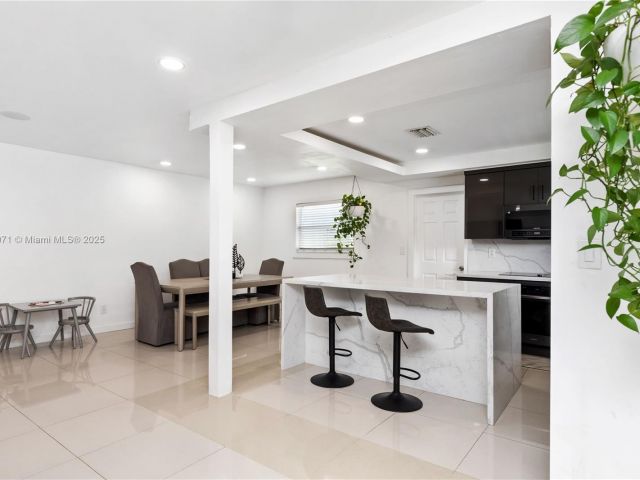 Продажа дома по адресу 11810 W Biscayne Canal Rd - фото 5970797