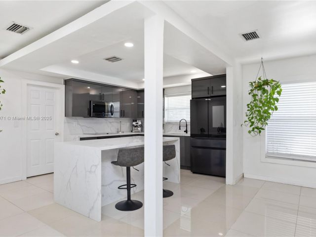 Продажа дома по адресу 11810 W Biscayne Canal Rd - фото 5970798