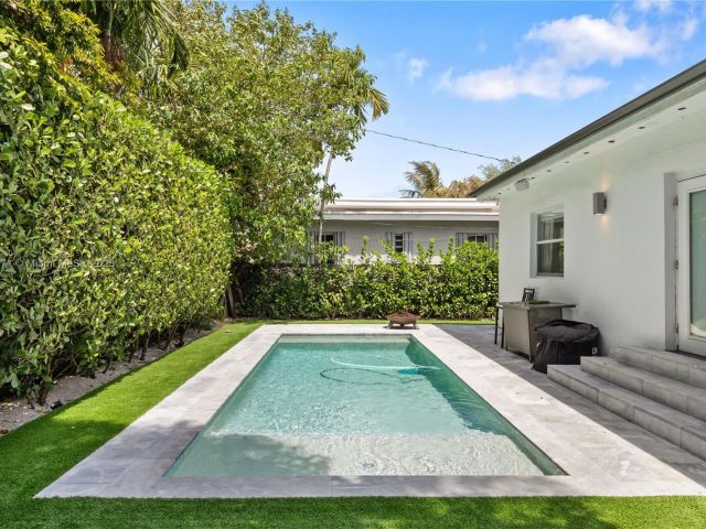 Продажа дома по адресу 11810 W Biscayne Canal Rd - фото 5970799