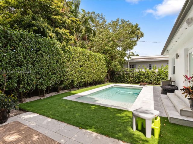 Продажа дома по адресу 11810 W Biscayne Canal Rd - фото 5970800