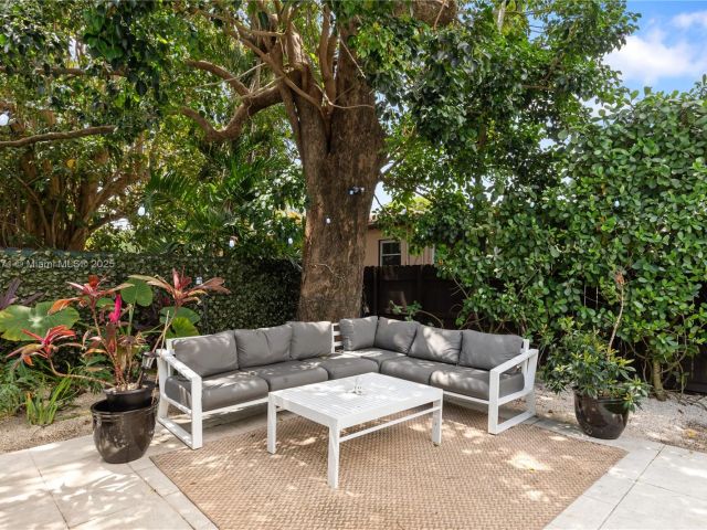 Продажа дома по адресу 11810 W Biscayne Canal Rd - фото 5970801