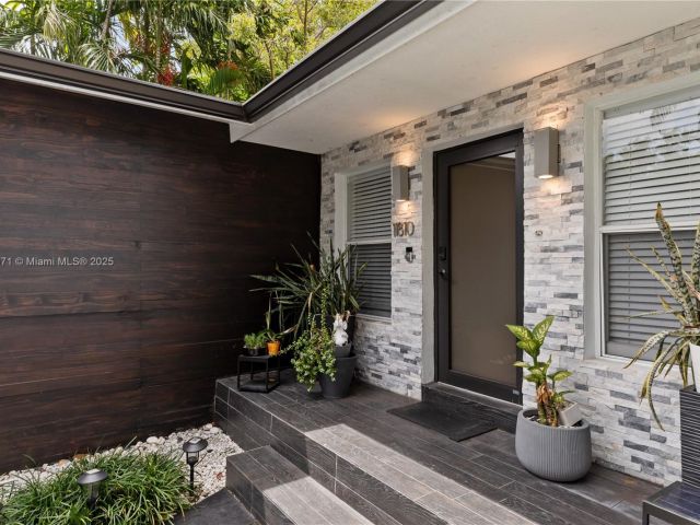 Продажа дома по адресу 11810 W Biscayne Canal Rd - фото 5970803