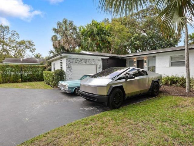 Продажа дома по адресу 11810 W Biscayne Canal Rd - фото 5970804