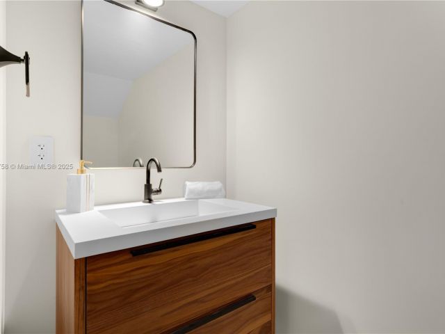 Продажа дома по адресу 3073 Hibiscus St 1 - фото 5976981