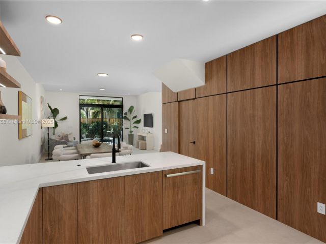 Продажа дома по адресу 3073 Hibiscus St 1 - фото 5976992