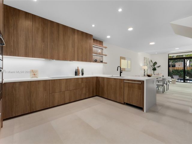 Продажа дома по адресу 3073 Hibiscus St 1 - фото 5976993