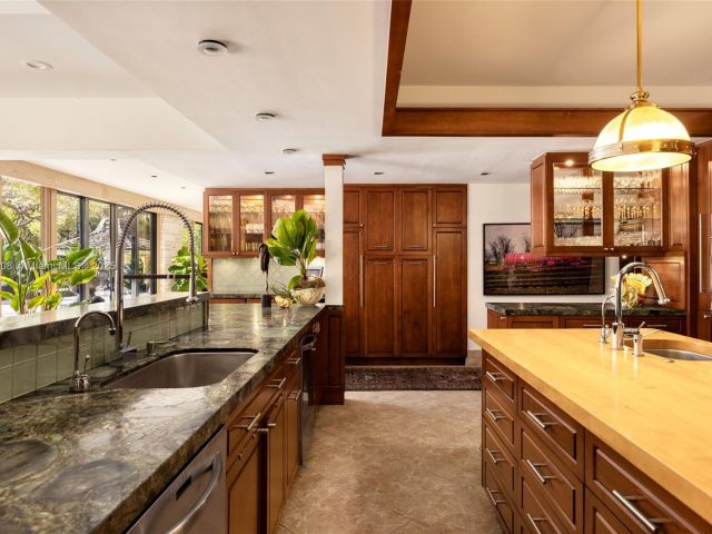 Продажа дома по адресу 700 Arvida Pkwy - фото 5974919