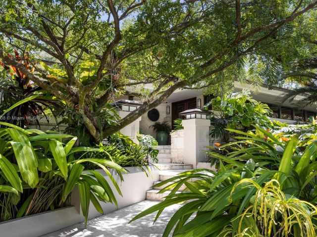 Продажа дома по адресу 700 Arvida Pkwy - фото 5974929