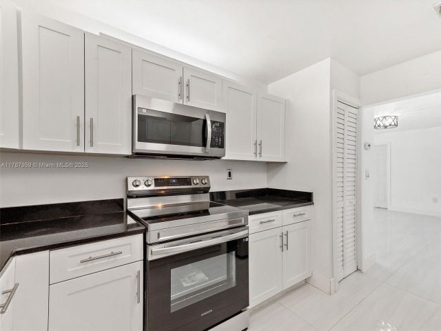 Продажа дома по адресу 13841 SW 17th Ter - фото 6099700