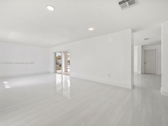 Продажа дома по адресу 13841 SW 17th Ter - фото 6099706