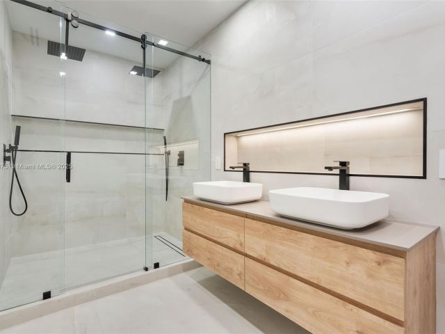 Продажа дома по адресу 1917 N Swinton Ave - фото 5878646