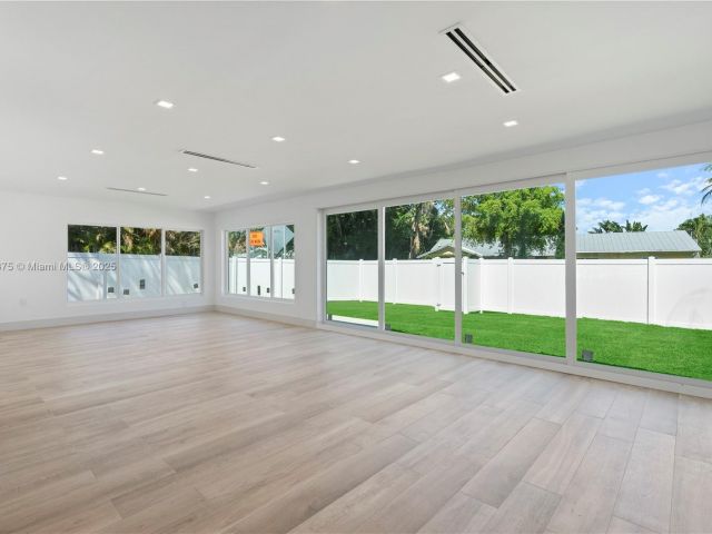 Продажа дома по адресу 1917 N Swinton Ave - фото 5878649